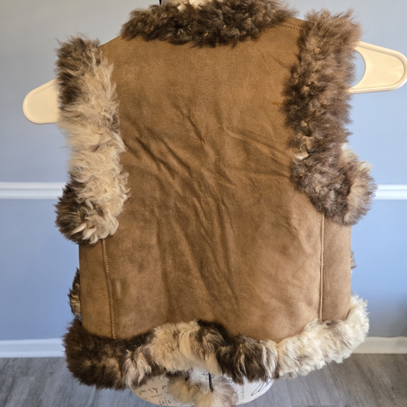 Faux Fur Trimmed Vest - Picture 4 of 8